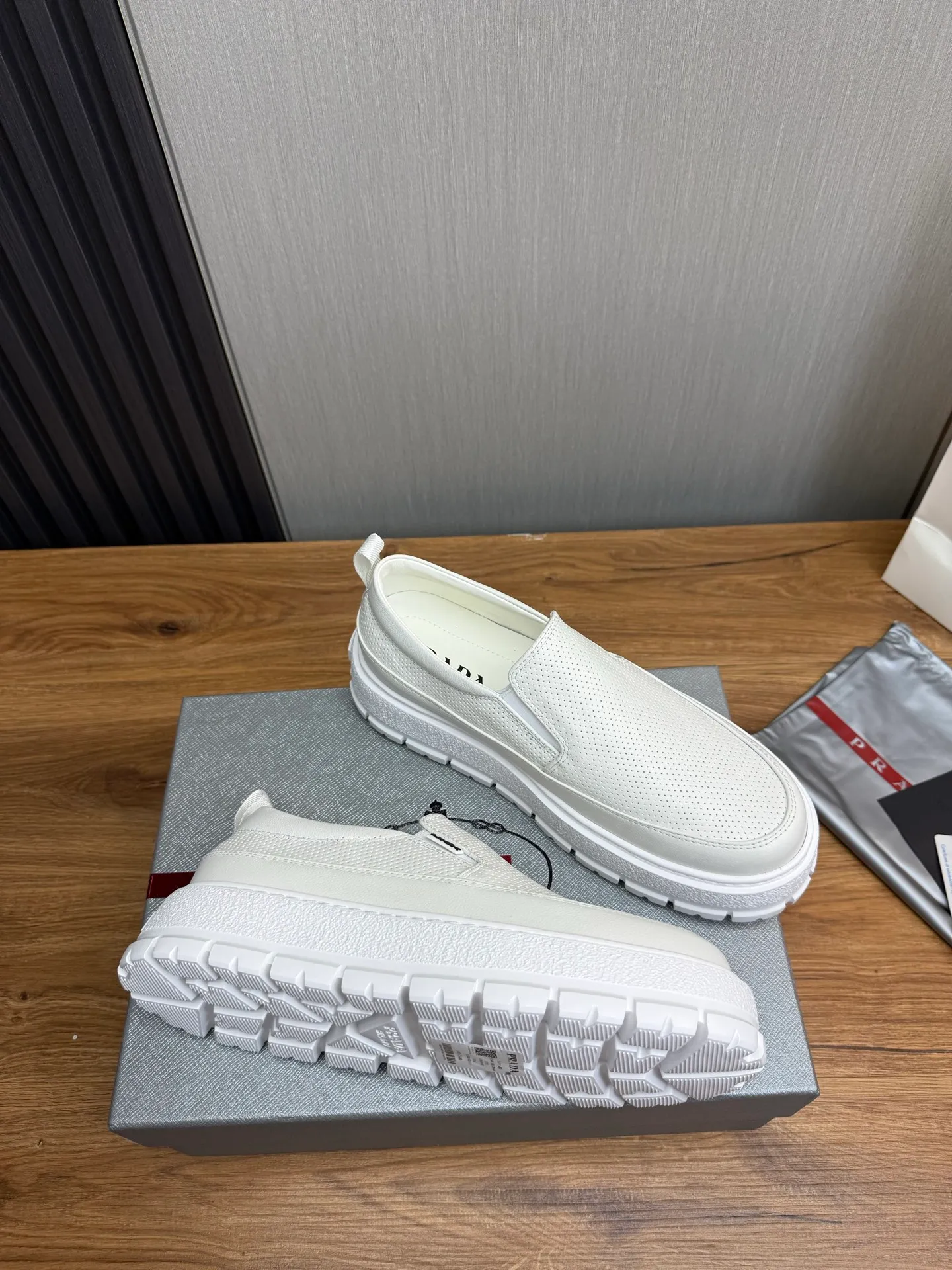 Men's shoes 💰580💰 [PRADA] Men's shoes are popular in the counter, official website is synchronized, 1 high-quality shipment ✔️Imported cowhide punching + cowhide lining, 1🆚1 replica, original sole, 38-45 (45 customized, non-refundable)